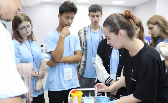 Школьники из ЛНР побывали на экскурсии в Чебоксарском медицинском колледже