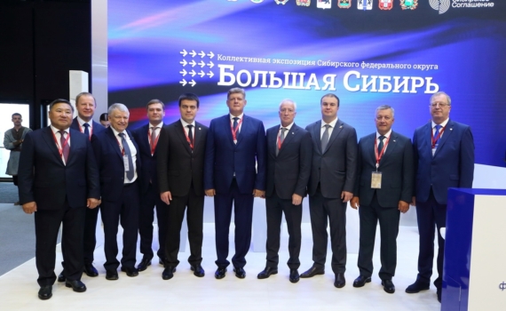 Губернатор Владимир Мазур принял участие в открытии стенда «Большая Сибирь» на ПМЭФ-2025