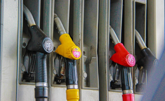 Цены на заправках пошли вразнос: какие экстренные меры ввел Путин для спасения ситуации Цены на заправках пошли вразнос: какие экстренные меры ввел Путин для спасения ситуации